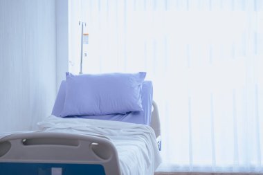 Hastanedeki ya da klinikteki hasta yatağı. Battaniye ve yastık. Boş bir hastane odası..