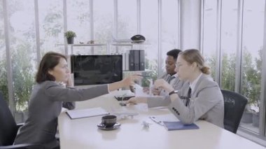 Havayolu çalışanları. Eleman ekibiyle toplantı yapıyor..