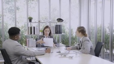 Havayolu çalışanları. Eleman ekibiyle toplantı yapıyor..