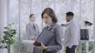 Havayolu çalışanları. Eleman ekibiyle toplantı yapıyor..