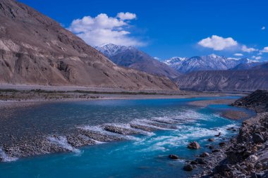 Himalaya dağlarındaki nehir. Leh Ladakh, Kuzey Hindistan.