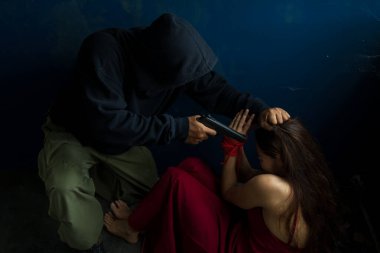 Genç bir kadın fiziksel saldırıya uğruyor. Soyguncu onu silahla tehdit etmiş..