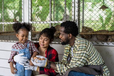 Çiftçi bir aile çiftliklerindeki organik yumurtaların tadını çıkarıyor..
