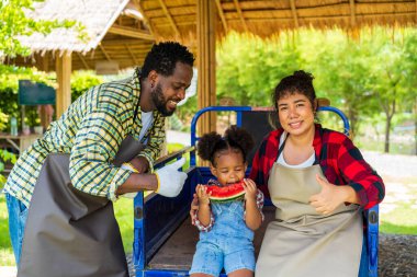 Bir çiftçi ailesi çiftliklerindeki hasatın tadını çıkarıyor..
