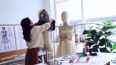 Terzi ve tasarımcı. Tasarımcı stüdyoda kıyafet üretir.