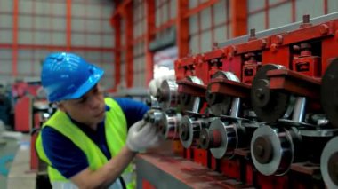 Fabrikadaki endüstriyel makinelerde çalışıyor. Demir üretim fabrikasında çelik makinesiyle çalışan bir işçinin elleri..