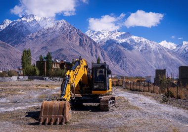 Kuzey Hindistan 'da bir köyde çalışan bir kazıcı. Leh Ladakh, Hindistan.