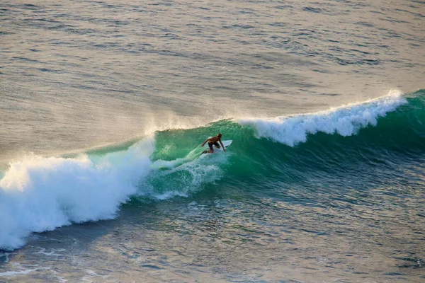Samotny Surfer Jeżdżący Falach Plaży Uluwatu Jedno Najbardziej Ekscytujących Miejsc — Zdjęcie stockowe