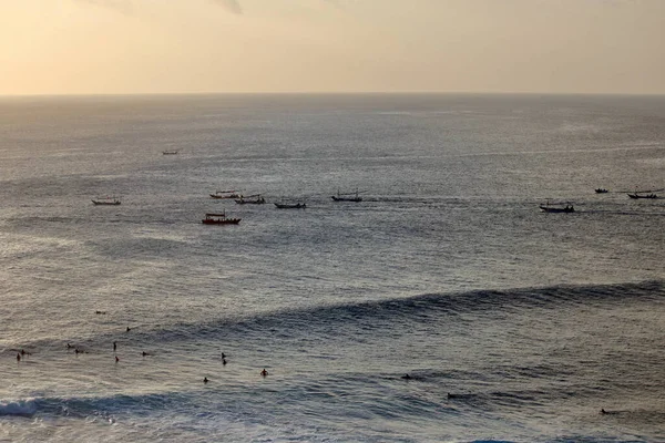 Vista Incrível Praia Uluwatu Onde Surfistas Pescadores Encontram Mar Entardecer — Fotografia de Stock