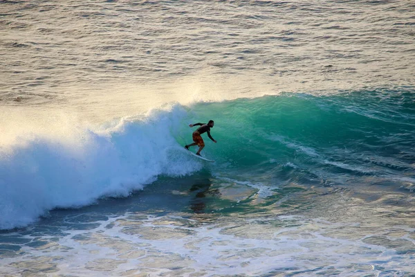 Lonely Surfer Riding Waves Uluwatu Beach One Most Amzing Surfing — Stock Photo, Image