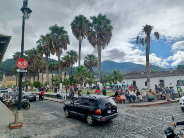 Antigua, Guatemala - 16 Kasım 2022: Antigua Guatemala 'nın en tipik yerlerinden biri olan Parque Unin Meydanı' nın ana manzarası
