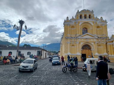 Antigua, Guatemala - 16 Kasım 2022 Sant Pedro Apostol kilisesi ve çevre caddeler ve plazanın ana manzarası. 1654 yılında inşa edilen bu kilise Antigua Guatemala 'da en çok ziyaret edilen yerlerden biridir..