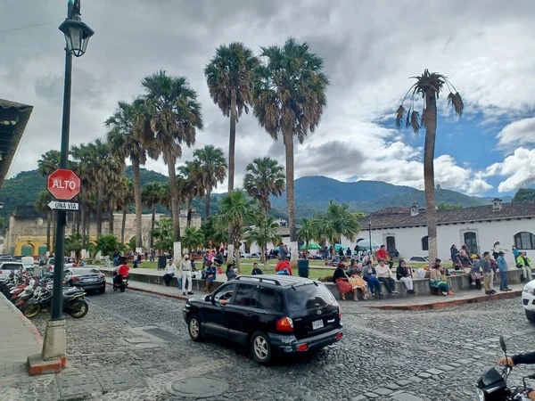 危地马拉安提瓜 2022年11月16日 Parque Unin广场的主要景观 Parque Unin广场是安提瓜最典型的地方之一 当地人在这里聊天和休息 商贩出售手工艺品和食品 免版税图库照片