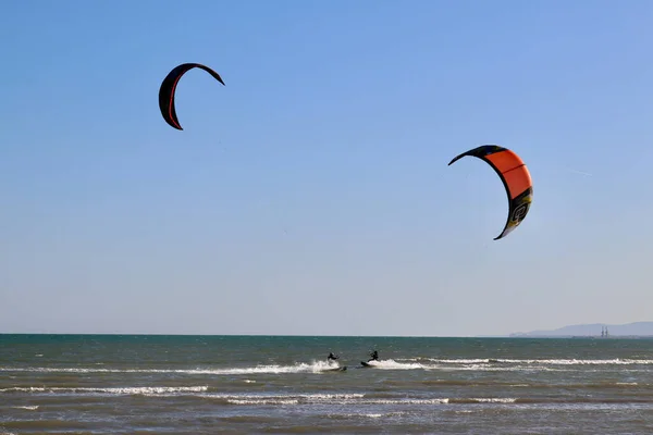 Kitesurfers Repül Hullámok Felett Ebro Folyó Delta Nemzeti Park Egyik — Stock Fotó