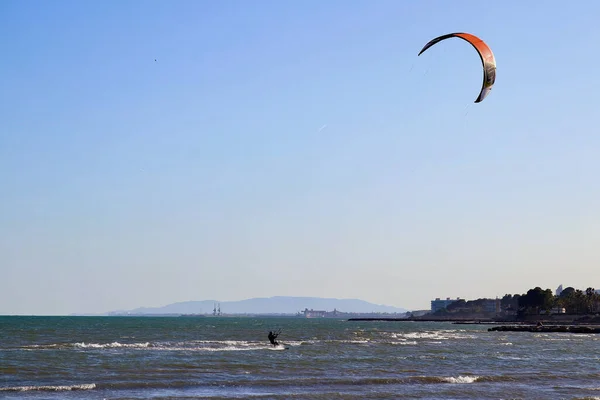 Kitesurfer Létání Nad Vlnami Ebro Řeky Delta Národního Parku Jeden — Stock fotografie