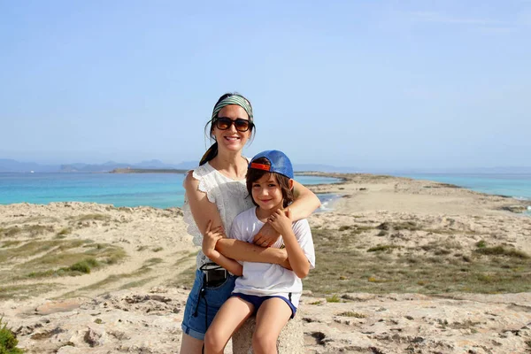 Portret Matki Trzymającej Syna Wspaniałą Plażą Formentery Ses Illetes Tle — Zdjęcie stockowe