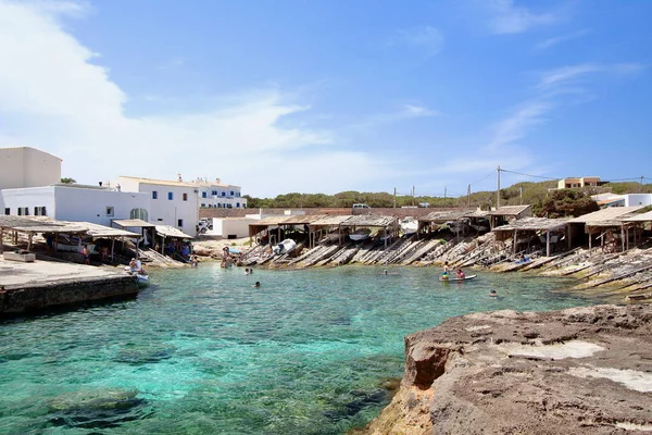 Calo 渔民湾的主要景观 背景为西班牙巴利阿里群岛Formentera的白色村庄房屋 免版税图库图片