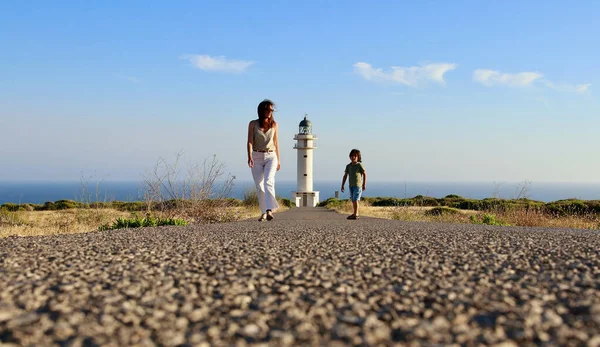 Mother Son Walking Back Cap Barberia Lighthouse Which Stands Beautiful — Stock Photo, Image