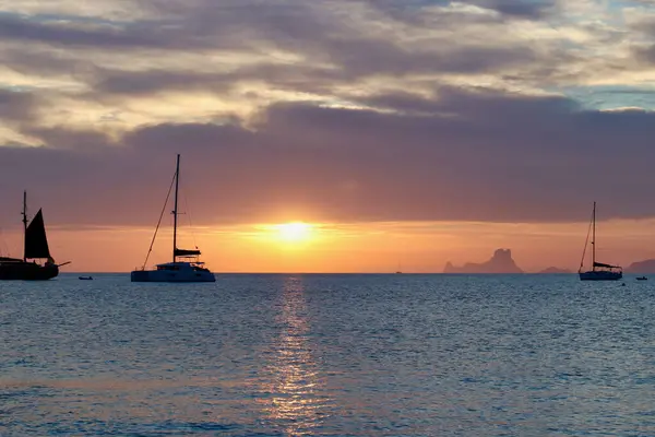 Wunderschöner Sonnenuntergang Der Nähe Des Strandes Von Ses Illetes Auf — Stockfoto