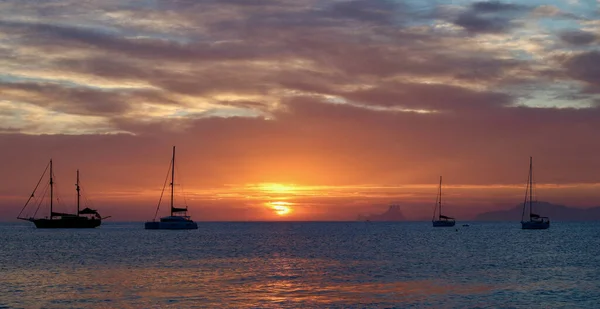 Wunderschöner Sonnenuntergang Der Nähe Des Strandes Von Ses Illetes Auf — Stockfoto