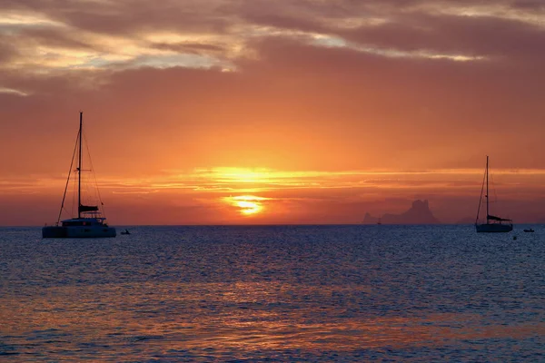 西班牙巴利阿里群岛福尔门特拉的西伊尔莱斯海滩附近美丽的落日 没有明显的品牌或标志 只有帆船上的国旗 — 图库照片