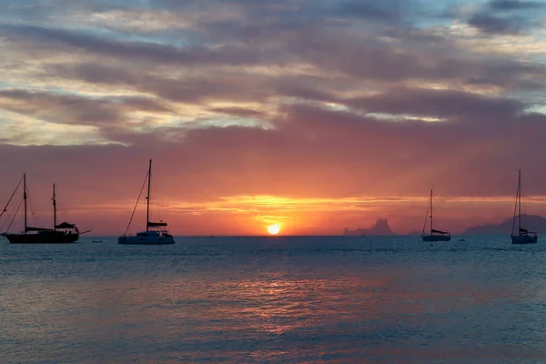 西班牙巴利阿里群岛福尔门特拉的西伊尔莱斯海滩附近美丽的落日 没有明显的品牌或标志 只有帆船上的国旗 — 图库照片