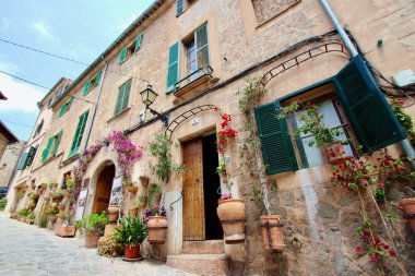 Mevsimlik bitki ve çiçeklerle dekore edilmiş eski Valldemosa köyü manzarası, Mallorca, Balearic Adaları, İspanya.