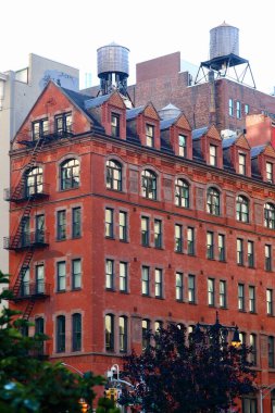 New York City, ABD 'deki Soho semtindeki binaların ve tipik su deposunun ana görüntüsü.