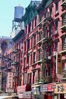 Çin Mahallesi, Aşağı Manhattan, NYC, ABD - 16 Ağustos 2022: Batı Yarımküre 'deki en yoğun Çinli nüfusa sahip mahalledeki renkli binaların detaylı görüntüsü.