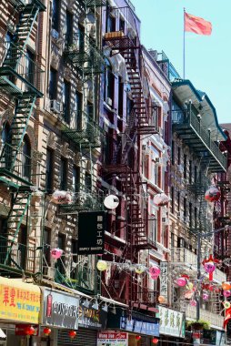Çin Mahallesi, Aşağı Manhattan, NYC, ABD - 16 Ağustos 2022: Batı Yarımküre 'deki en yoğun Çinli nüfusa sahip mahalledeki renkli binaların detaylı görüntüsü.