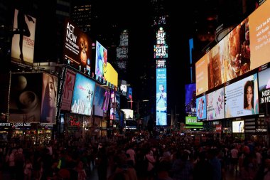 Times Meydanı, NYC, ABD - 18 Ağustos 2022: New York 'taki bu ikonik bölgenin genel görünümü. Birçok dijital reklam panosu ve reklamla aydınlanan TS, New York 'un en çok ziyaret edilen noktalarından birinde yer alıyor..