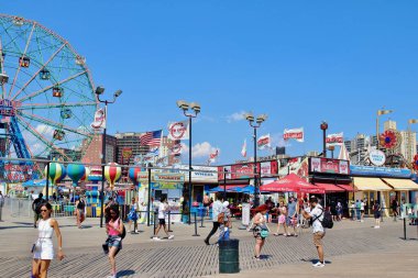 Coney Adası, NYC, ABD - 19 Ağustos 2022: Brooklyn 'deki Coney Adası yarımadasının güney kıyısındaki 2.7 mil uzunluğundaki ikonik tahta yolun ana görüntüsü. 1923 'te açıldı..