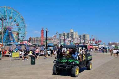 Coney Adası, NYC, ABD - 19 Ağustos 2022: Brooklyn 'deki Coney Adası yarımadasının güney kıyısındaki 2.7 mil uzunluğundaki ikonik tahta yolun ana görüntüsü. 1923 'te açıldı..