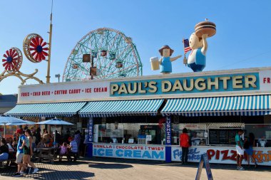 Coney Adası, NYC, ABD - 19 Ağustos 2022: ikonik Paul 'un kızının akşam yemeği, klasik C.I. 60 yıldan fazladır yiyecek ve içecek servisi yapan sahil yolu mekanı..