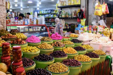 Amman, Ürdün - 20 Ağustos 2023: Amman şehir merkezindeki Souk El Khodra pazarında yerel dükkanlar her türlü renkli baharatı satar..