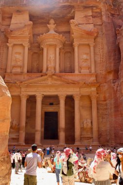 Petra, Ürdün - 25 Ağustos 2023: Khazneh el-Far 'oun (firavunun hazinesi), MS 1. yüzyılda anıt mezar ve mezar olarak inşa edilmiş inanılmaz bir taş kesim mezarı..