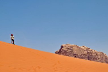 Wadi Rum Çölü 'nün tepesinde poz veren 6 yaşında küçük bir çocuk. Ürdün' ün en harika yerlerinden biri..