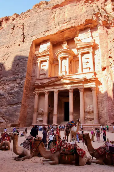 Petra, Ürdün - 25 Ağustos 2023: Khazneh el-Far 'oun (firavunun hazinesi), MS 1. yüzyılda anıt mezar ve mezar olarak inşa edilmiş inanılmaz bir taş kesim mezarı..