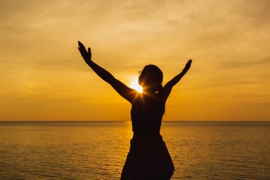 Namaz kılan kadınlar arka planda bulanık doğa kavramının keyfini çıkarırlar. Özgürlük silueti tarzı umut.