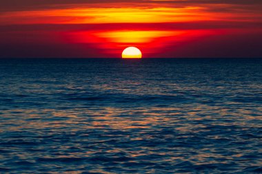 Gün batımında manzara denizi. Soyut stil, pastel tonlar, açık deniz arka planı.