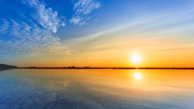 Gölde güzel bir gün batımı ve suda yansıması. Doğa arkaplanı