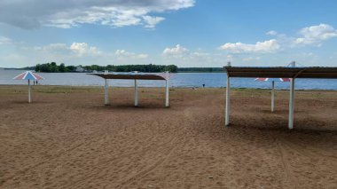 Güneşli bir günde şemsiyeli kumsal bölgesi