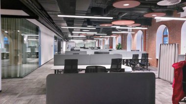 Saint Petersburg, Rusya - 23 Şubat 2023: Bir sürü masa, sandalye ve modern çalışma ortamı ile çevrili boş bir ofis