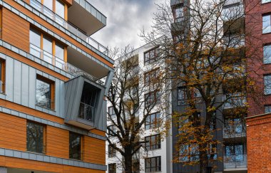 Modern ev ve sonbahar ağaçları