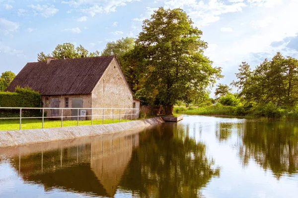 Casa Velha Margem Canal Paisagem Rural Holanda — Fotografia de Stock