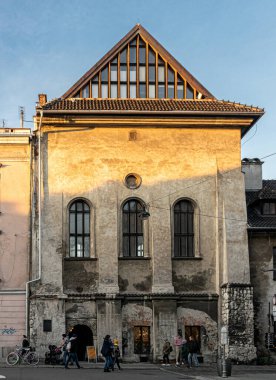 Krakow, Polonya - 12 Kasım 2022: Polonya 'nın Krakow kentindeki Yahudi mahallesinde Yüksek Sinagog' un tarihi binası. Krakow 'daki eski Yahudi gettosunun bölgesi.