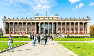 Berlin, Almanya - 25 Eylül 2022: Altes Müzesi 'nin klasik cephesi, Eski Müze, Berlin' deki Müze Adası 'nda bir sanat galerisi. Almanya başkentteki ünlü seyahat merkezidir.