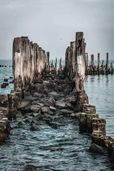 Old Ruined Wooden Pier Sandy Beach - Stock-foto