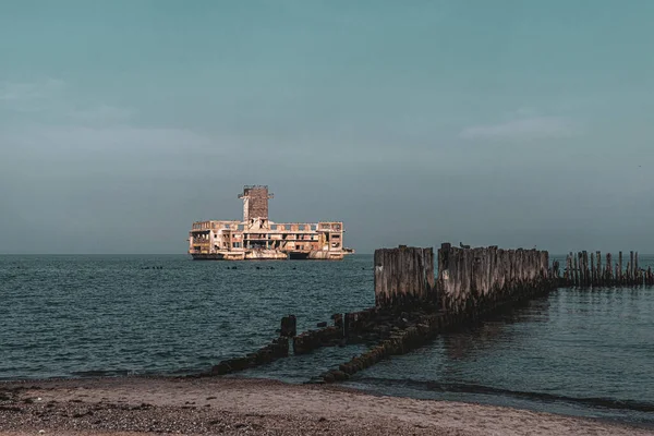 Old Ruined Wooden Pier Sandy Beach — Stok fotoğraf