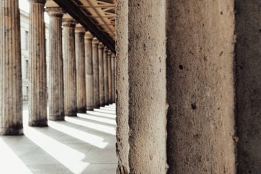 Berlin 'in tarihi bölgesinde sütunlar